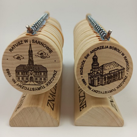 Od 15 maja br. do trzech dotychczasowych rawickich znaczków turystycznych dołączą dwa kolejne z nowymi motywami. Na kolekcjonerskich pamiątkach zostały uwiecznione zabytki zaproponowane przez mieszkańców w ramach sondy społecznej. Będą to wizerunki kościoła pw. św. Andrzeja Boboli w Rawiczu oraz ratusza w Sarnowie. Wraz z ratuszem w Rawiczu, Muzeum Ziemi Rawickiej oraz staromiejskim układem urbanistycznym Rawicza tworzą kolekcję pięciu znaczków możliwych do nabycia podczas wizyty turystów na terenie Rawicza. Zwiedzanie miejskich zabytków przyjezdni będą mogli potwierdzić symbolem ogólnoeuropejskiej akcji dla kolekcjonerów i pasjonatów podróży. Od 15 maja br. do trzech dotychczasowych rawickich znaczków turystycznych dołączą dwa kolejne z nowymi motywami. Na kolekcjonerskich pamiątkach zostały uwiecznione zabytki zaproponowane przez mieszkańców w ramach sondy społecznej. Będą to wizerunki kościoła pw. św. Andrzeja Boboli w Rawiczu oraz ratusza w Sarnowie. Wraz z ratuszem w Rawiczu, Muzeum Ziemi Rawickiej oraz staromiejskim układem urbanistycznym Rawicza tworzą kolekcję pięciu znaczków możliwych do nabycia podczas wizyty turystów na terenie Rawicza. Zwiedzanie miejskich zabytków przyjezdni będą mogli potwierdzić symbolem ogólnoeuropejskiej akcji dla kolekcjonerów i pasjonatów podróży.
