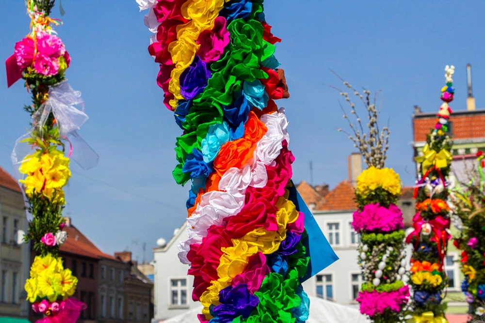 Popularyzowanie tradycji i zwyczajów wielkanocnych, przekaz wartości i tradycji ludowych, rozwijanie zdolności manualnych oraz integracja społeczności lokalnej to cele kolejnej edycji gminnego konkursu na „Rawicką Palmę Wielkanocną”
